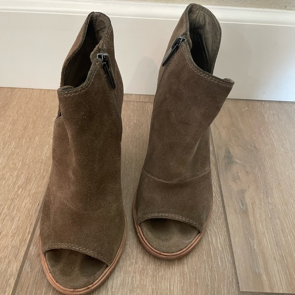 Vince Camuto ‘Katleen’ Booties - Picture 2 of 10